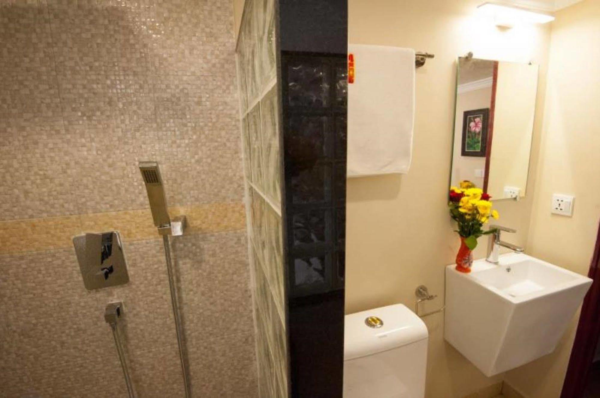 Bar Oz Riverside Guesthouse Phnompen Kültér fotó