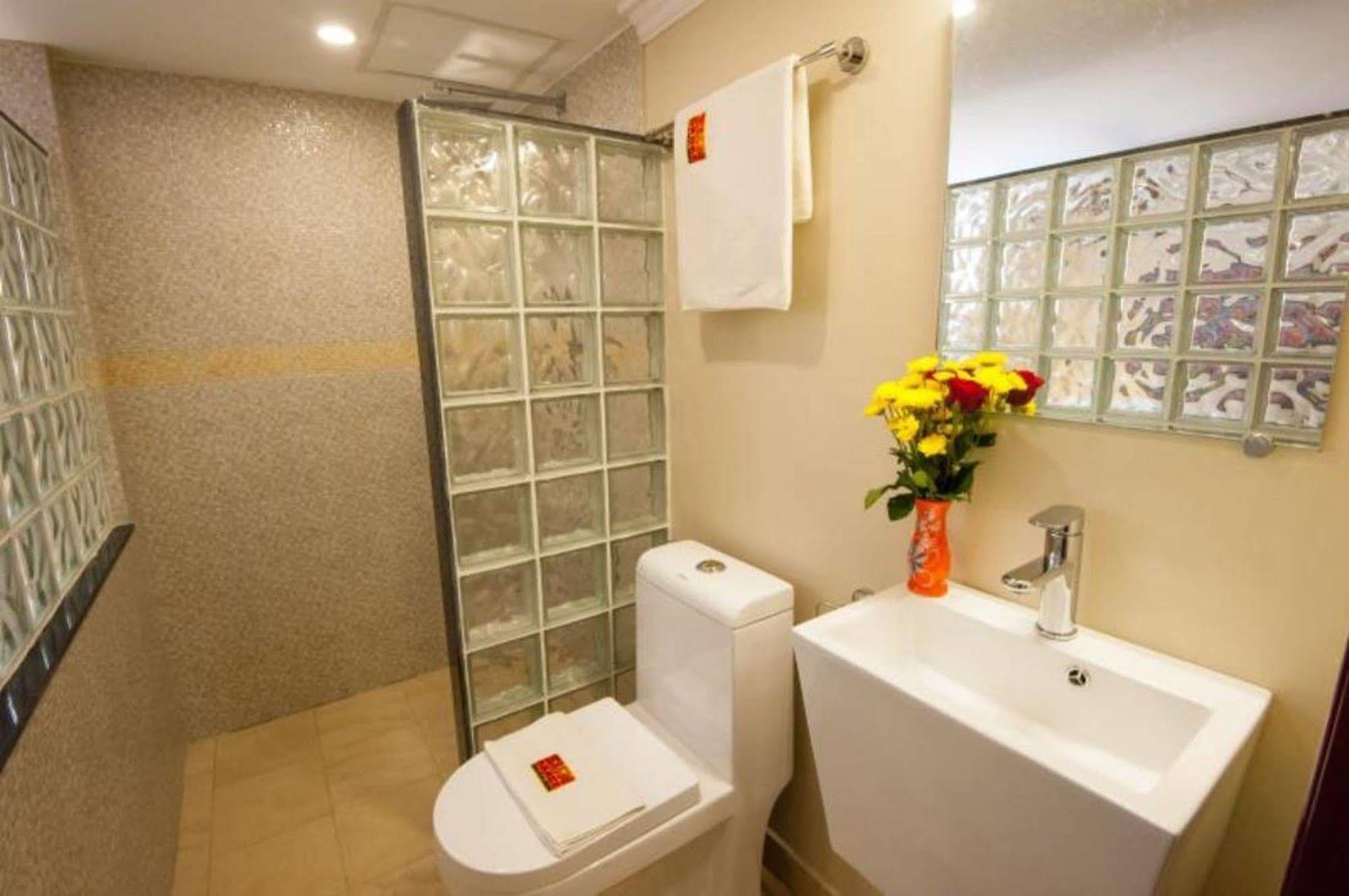 Bar Oz Riverside Guesthouse Phnompen Kültér fotó